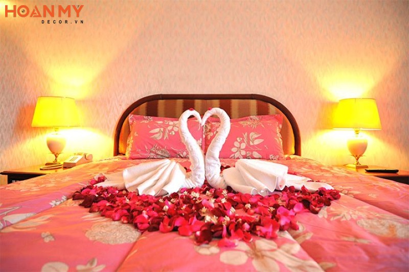 Đồ trang trí phòng cưới lãng mạn với ảnh cưới, hình trái tim, hoa tươi và nến thơm