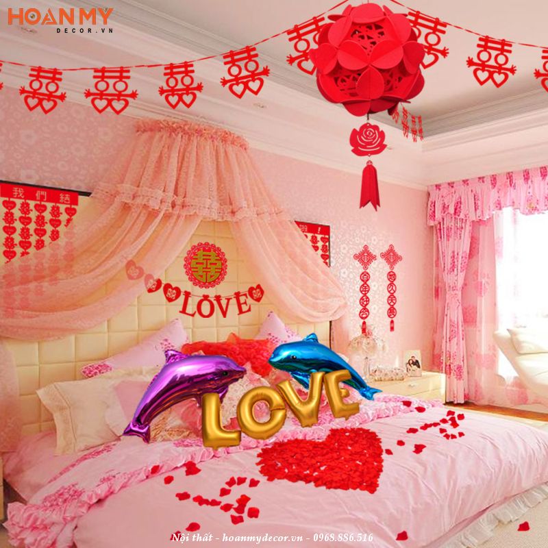 Trang trí phòng ngủ màu hồng và họa tiết trái tim cho vợ chồng son
