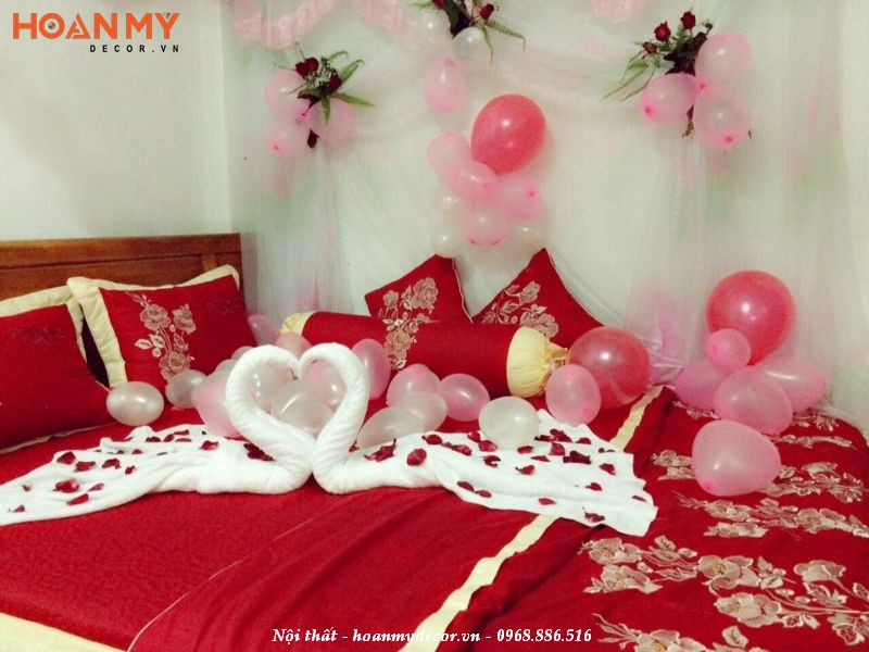 Trang trí phòng ngủ đẹp cho vợ chồng ngày cưới với màu đỏ xinh