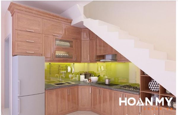 Nếu diện tích gia đình bạn khiêm tốn, có thể tận dụng gầm cầu thang để làm gian bếp