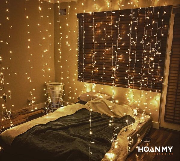 Thay đổi chiếc đèn thông thường bằng loại đèn trang trí riêng cho phòng ngủ sẽ là một ý tưởng tuyệt vời đấy.