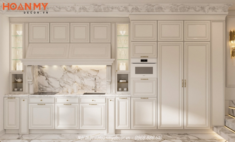 Tủ bếp âm tường màu trắng theo phong cách Tân cổ điển 