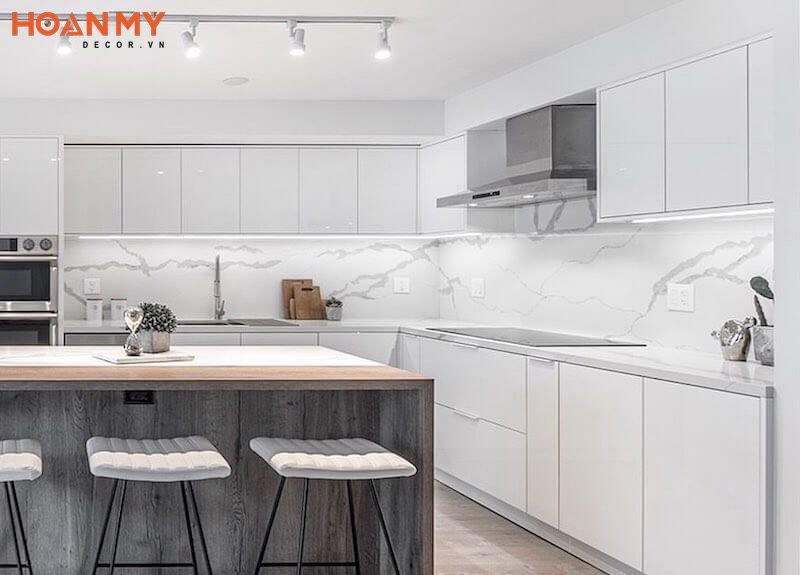 Tủ bếp màu trắng dài phủ acrylic An Cường kiểu dáng hiện đại