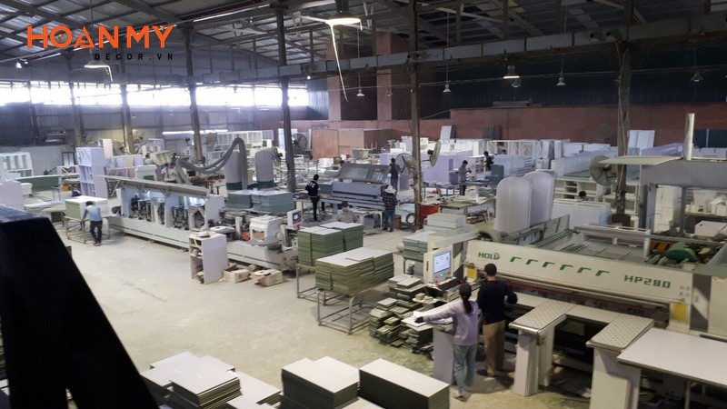 Với diện tích trên 6.000 m2, nhà máy sản xuất bao gồm: khu văn phòng quản lý, phân xưởng sản xuất đồ nội thất, xưởng sơn, kho vật tư và kho thành phẩm.