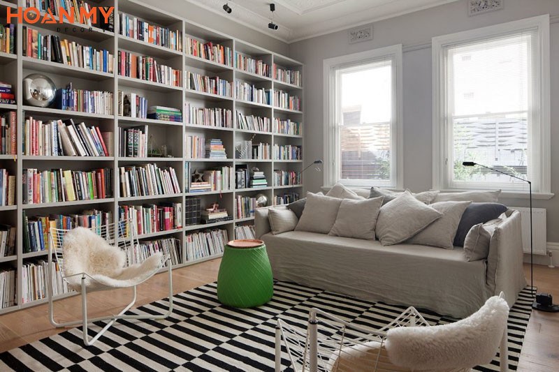 Căn phòng đọc sách đơn giản với kệ sách, sofa và bàn trà