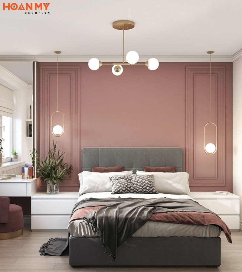 Sơn tab đầu giường màu hồng pastel phối hợp với chiếc giường màu xám lạnh hiện đại