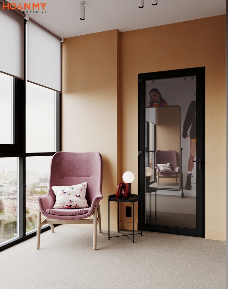 Chiếc ghế sofa đơn màu hồng tạo điểm nhấn cho căn phòng