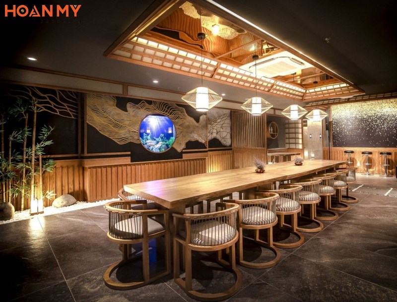 Nhà hàng Hàn Quốc với bàn ghế gỗ chủ đạo tạo cảm giác gần gũi, ấm cúng