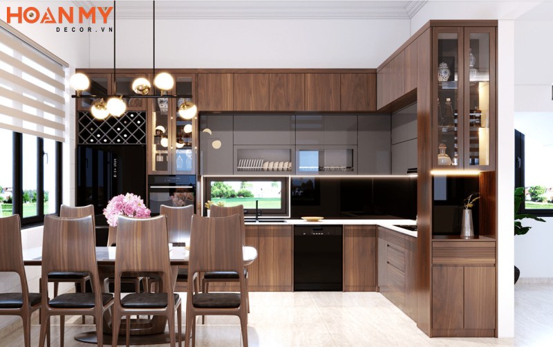 Phòng bếp có sự kết hợp tinh tế giữa hệ thống ánh sáng với nội thất gỗ óc chó trong nhà bếp càng được tôn lên vẻ đẹp vốn có