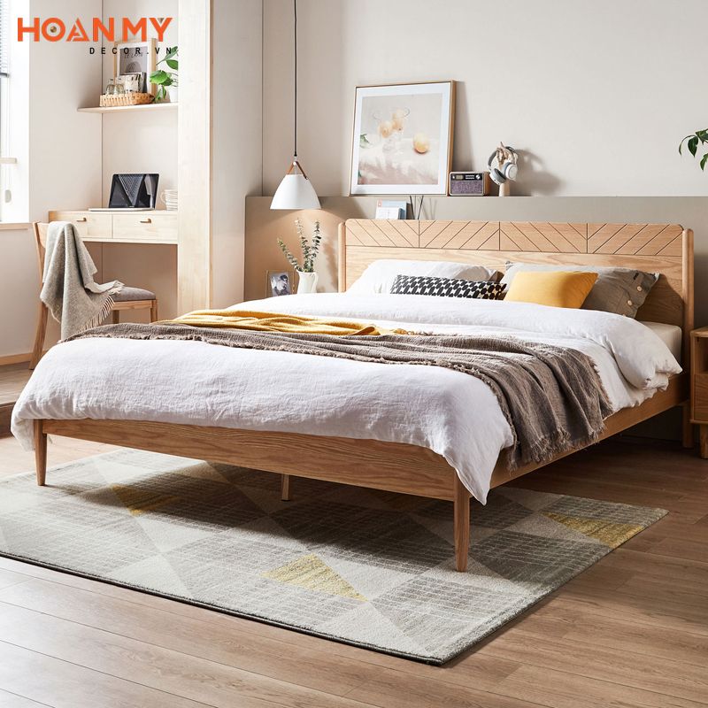 Bạn có thể xếp đồ đạc và thoải mái chọn màu sắc chăn ga nếu sở hữu một chiếc giường ngủ gỗ sồi cho căn phòng mình