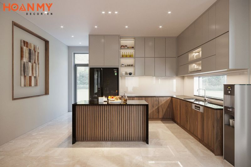 Bố trí không gian nội thất phong bếp rộng rãi tiện nghi bao gồm tủ bếp chữ L kết hợp với đảo bếp và bộ bàn ăn