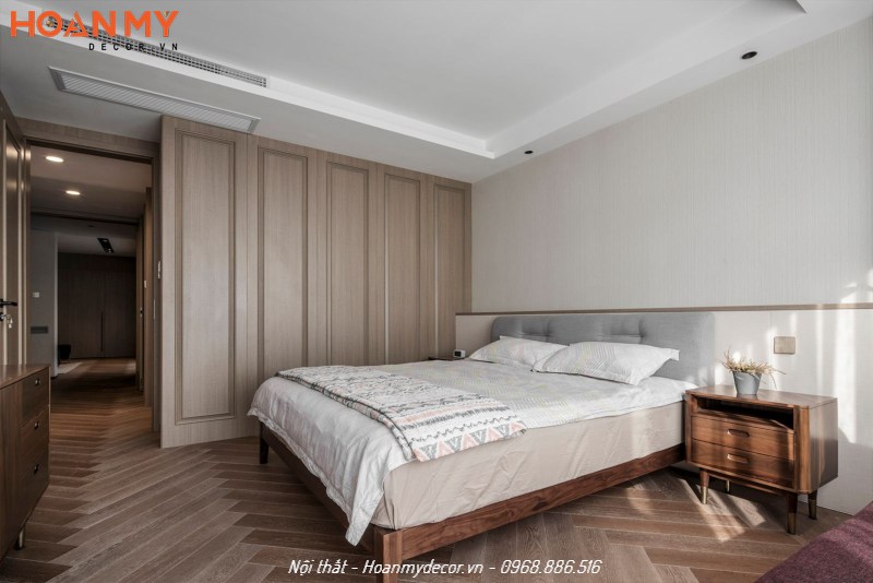 Phòng ngủ màu nâu gỗ nhạt tạo cảm giác ấm áp, nhẹ nhàng