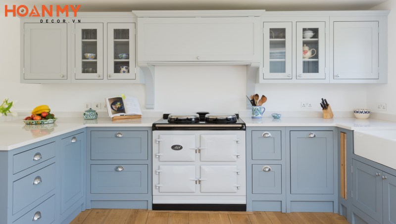 Tủ bếp màu trắng xanh phong cách tân cổ điển