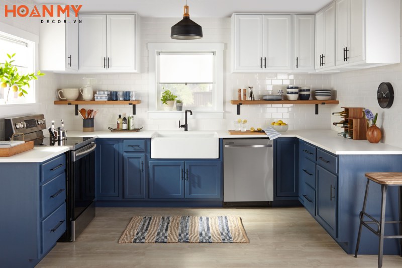 Kết hợp tủ bếp trên màu trắng, tủ bếp dưới màu xanh than độc đáo