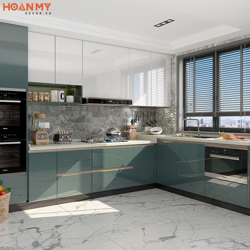 Tủ bếp xanh ngọc kết hợp với màu trắng phủ acrylic bóng gương