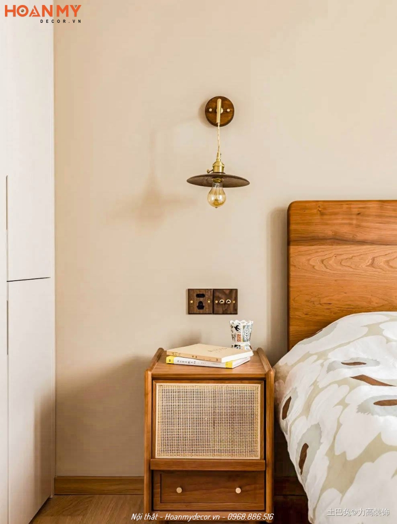 Tủ đặt đầu giường kết hợp gỗ tự nhiên và mây tre đan đẹp, tạo điểm nhấn cho phòng ngủ