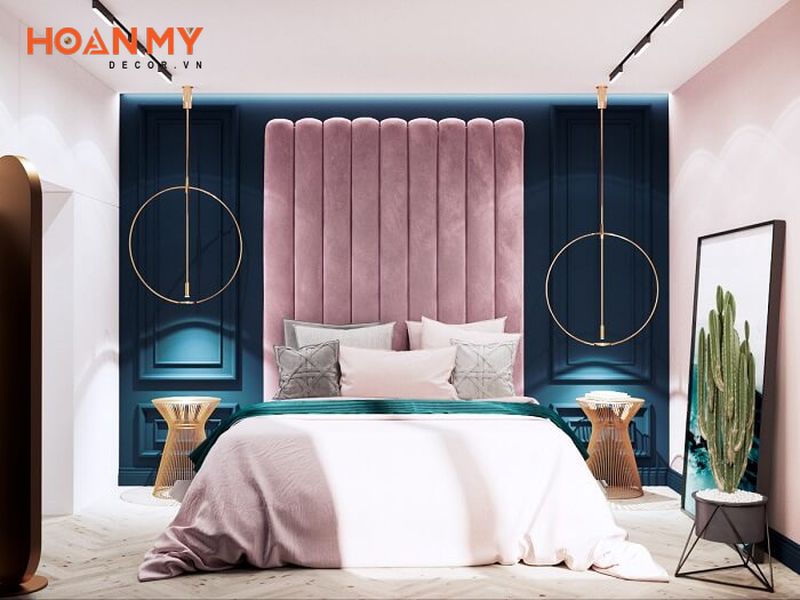 Phòng ngủ ấn tượng với điểm nhấn mảng tường màu xanh đậm đầu giường
