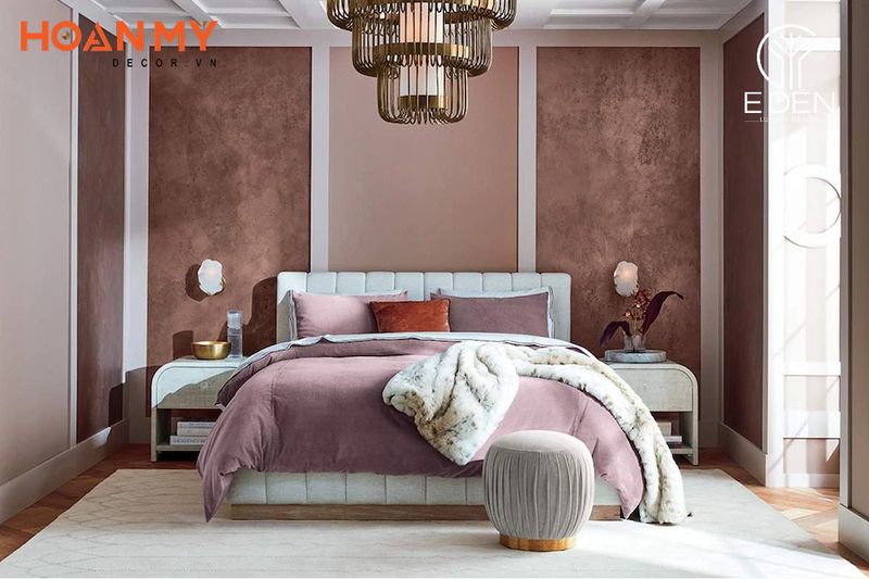 Phòng ngủ đẹp màu nâu nhạt mang nét lộng lẫy tráng lệ của phong cách tân cổ cầu kỳ của hoàng gia