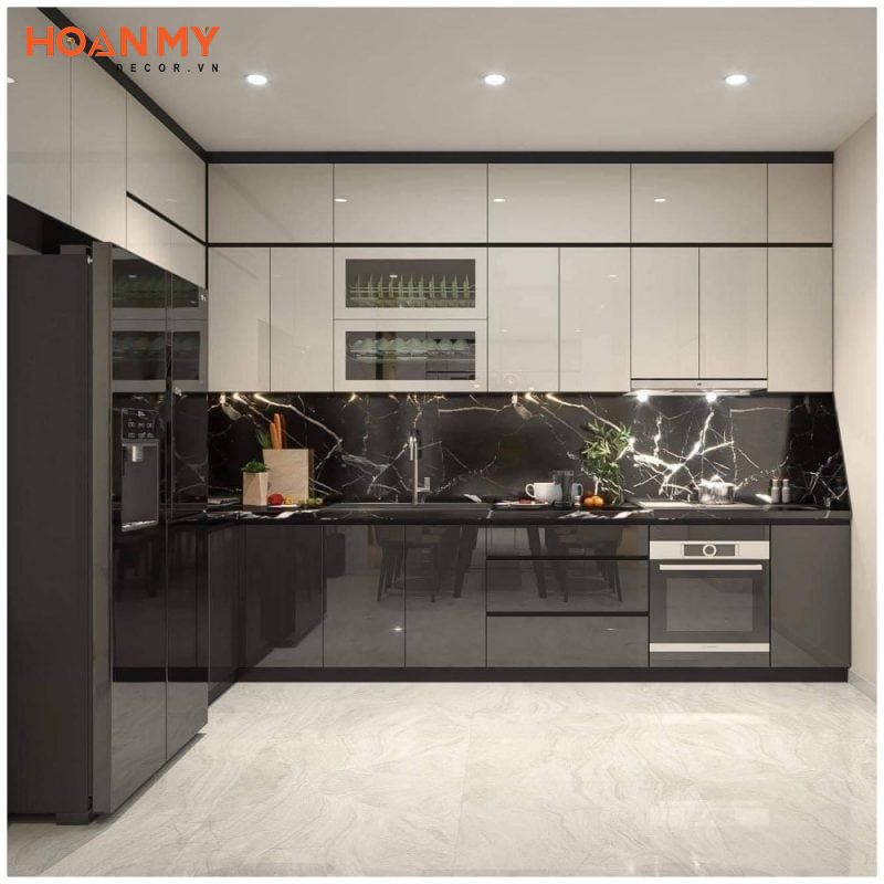 Tủ bếp trên được ứng dụng tông màu trắng, tủ bếp dưới màu đen chất liệu acrylic sáng bóng