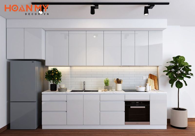 Tủ bếp chất liệu acrylic tông màu trắng sạch sẽ tiện nghi