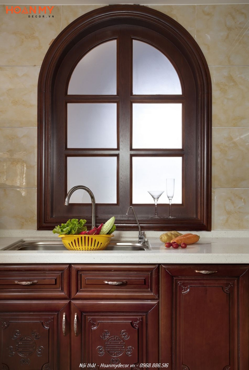 Tủ bếp có cửa sổ gỗ tự nhiên màu sẫm sang trọng