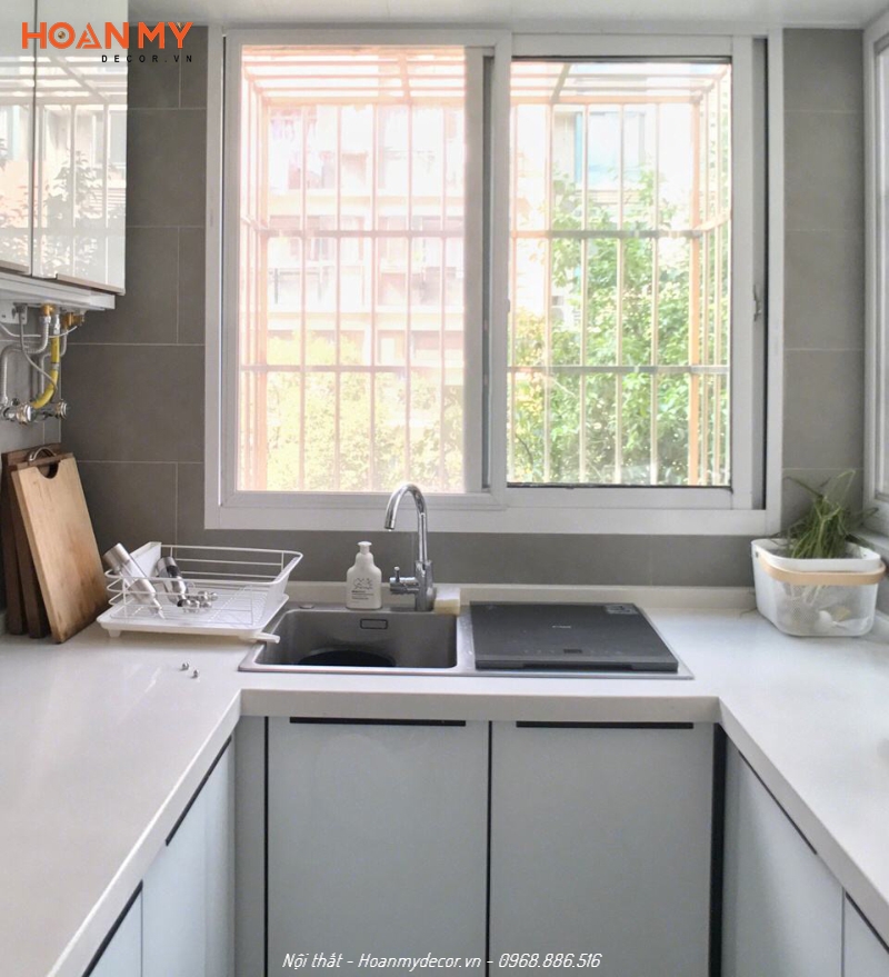 Tủ bếp có cửa sổ bằng kính cho bếp thoáng hơn