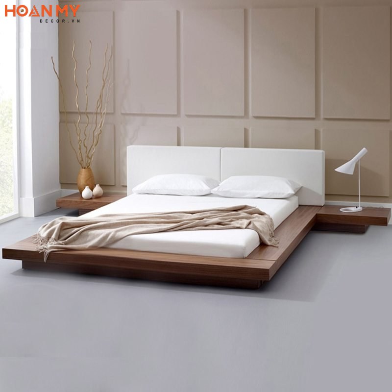Giường gỗ tự nhiên đơn giản kết hợp với bộ chăn, nệm màu trắng hiện đại