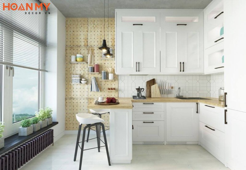 Thiết kế tủ bếp gỗ tự nhiên sơn trắng đơn giản, tinh tế