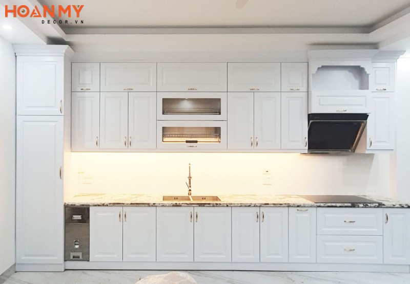 Thiết kế tủ bếp gỗ Tần bì sơn màu trắng tiết kiệm chi phí