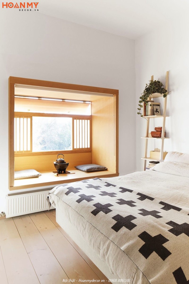 Phòng ngủ mang phong cách nhật bản có bục ngồi cửa sổ