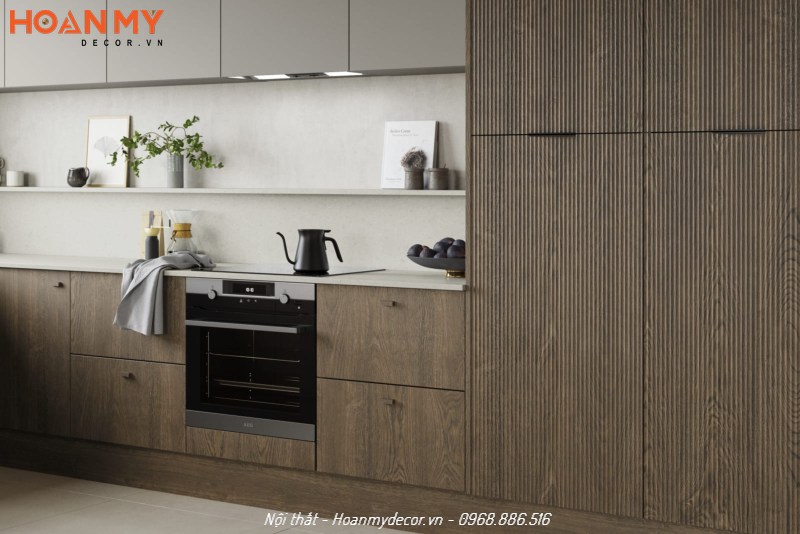 Tủ bếp gỗ Sồi đẹp kết hợp với tủ bếp trên gỗ công nghiệp hiện đại