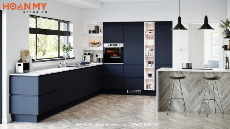 Tủ bếp thông minh hiện đại màu xanh có cửa sổ thoáng mát