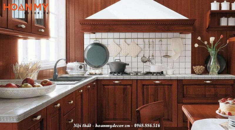 Phòng bếp có tủ bếp chữ L gỗ tự nhiên