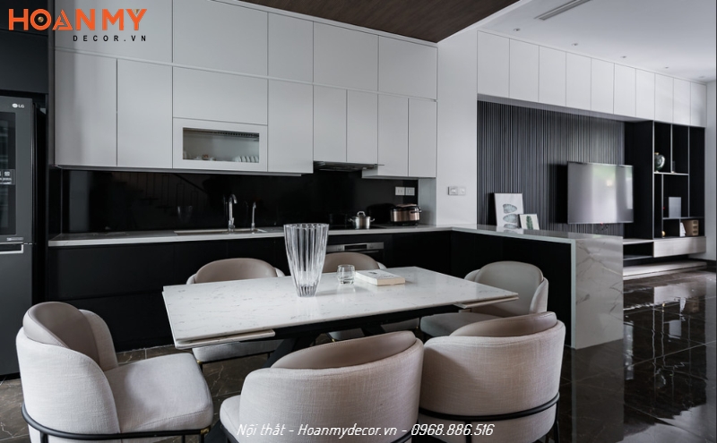 Phòng bếp và phòng ăn kết hợp, tủ bếp sử dụng chất liệu cốt MDF chống ẩm phủ melamine màu trắng