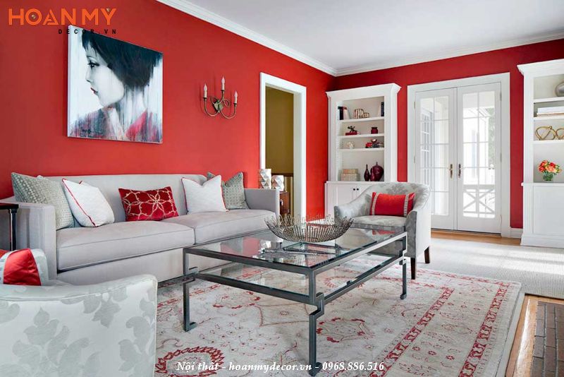 Sơn tường màu đỏ kết hợp bộ sofa màu ghi nhẹ nhàng, hiện đại