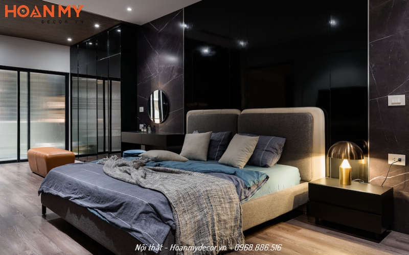 Phòng ngủ master tầng 2 với tone màu xanh than của bầu trời đêm