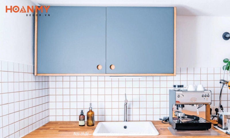 Tủ bếp treo tường nhỏ màu xanh xinh xắn