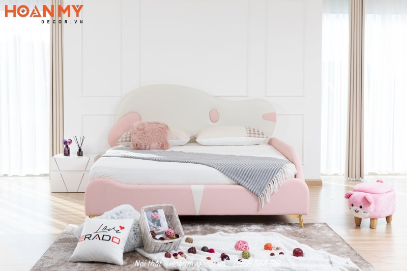Bố trí giường gỗ Sồi bọc nỉ màu hồng êm ái, thoải mái cho cô nàng
