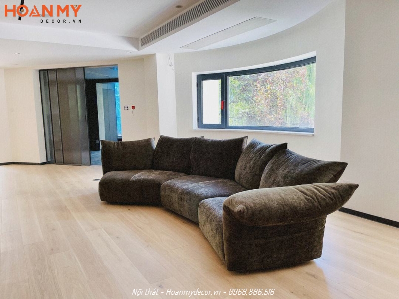 Bộ sofa cong bọc vải nhung màu xanh đen cho căn hộ rộng rãi