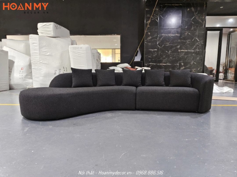 Thi công hoàn thiện sofa cong màu đen bọc vải nỉ đẹp