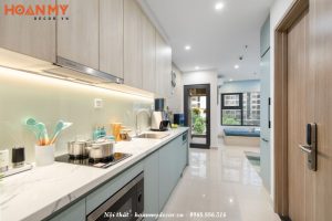 Tủ bếp melamine phủ acrylic bóng gương cao kịch trần tối ưu không gian lưu trữ