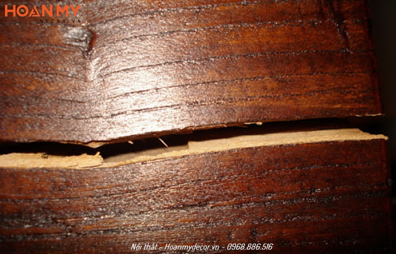 Do điều kiện môi trường hoặc lực tác động mạnh khiến do gỗ bị nứt gãy