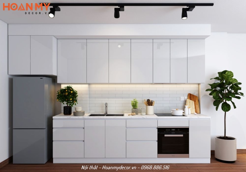 Bố trí tủ bếp màu trắng cao áp trần cho nhà hiện đại
