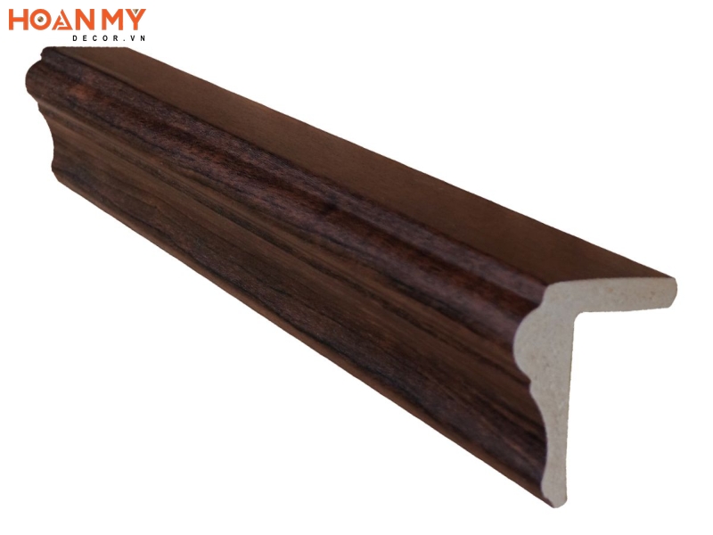 Phào chân tường gỗ công nghiệp được làm từ cốt gỗ MDF chống ẩm hoặc HDF phủ Laminate