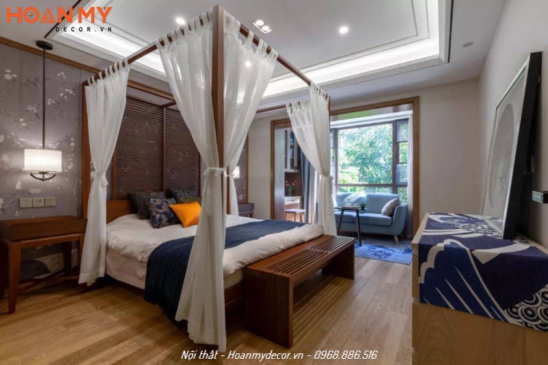 Giường ngủ kiểu Trung Hoa bằng gỗ tự nhiên kết hợp với hệ rèm mỏng che các góc kín đáo