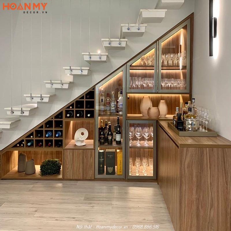 Bố trí tủ rượu đẹp bằng gỗ công nghiệp dưới gầm cầu thang