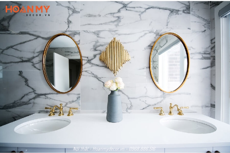 Gương nhà tắm hình oval viền kim loại đơn giản mà đẹp