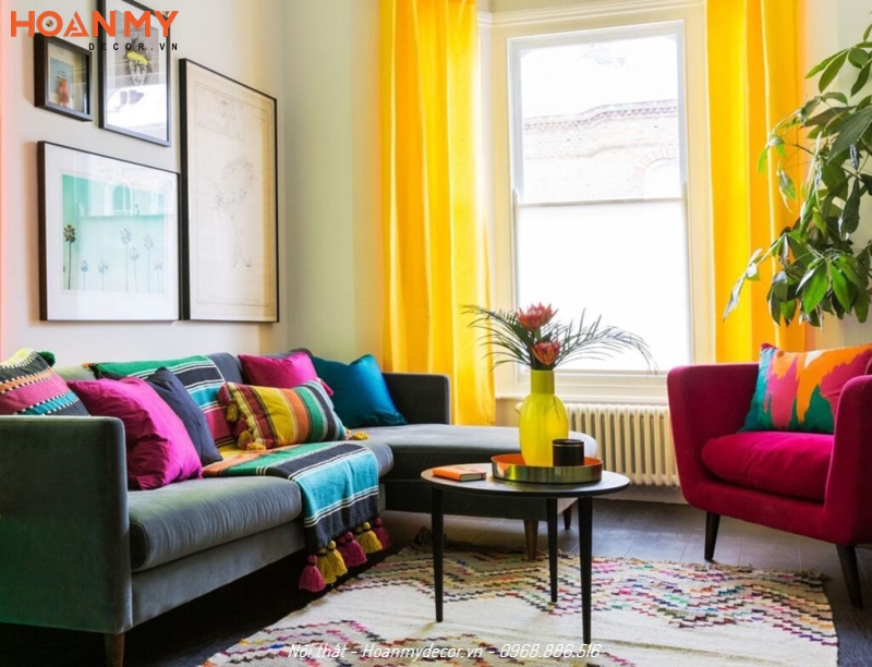 Bộ sofa màu xám kết hợp ghế dựa đa màu sắc và thảm trải sàn hoạ tiết ấn tượng