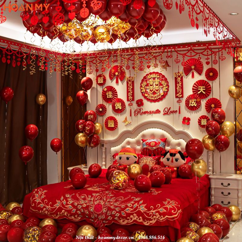 Sử dụng ga giường và phông trang trí màu đỏ đẹp, sang trọng cho phòng cưới