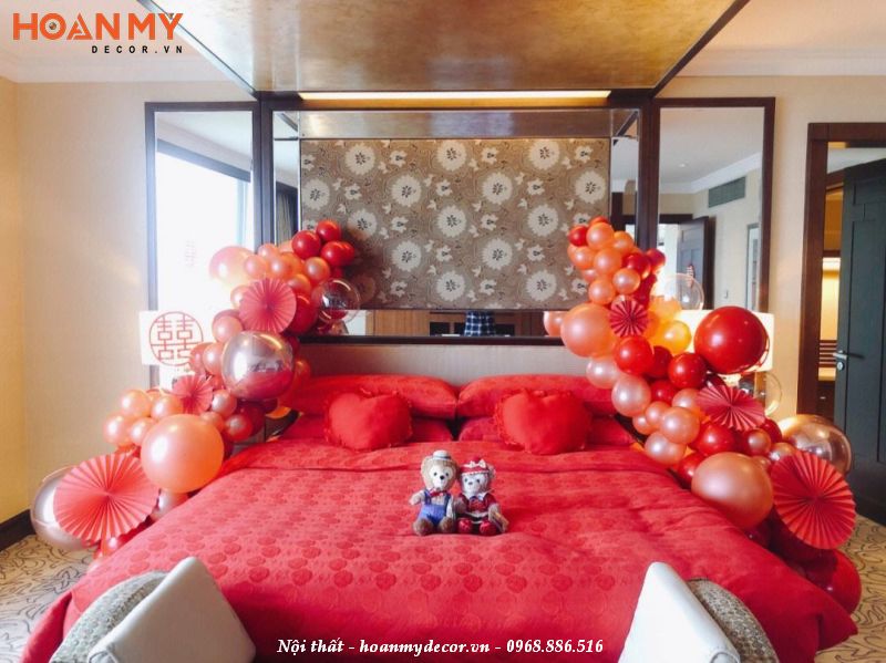 Trang trí giường tân hôn màu đỏ tượng trưng cho tình yêu và may mắn